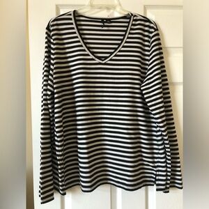 Womens Black/White Striped Long Sleeve V-neck, XL, 23” PTP, 26”Length, Smoke/Pet